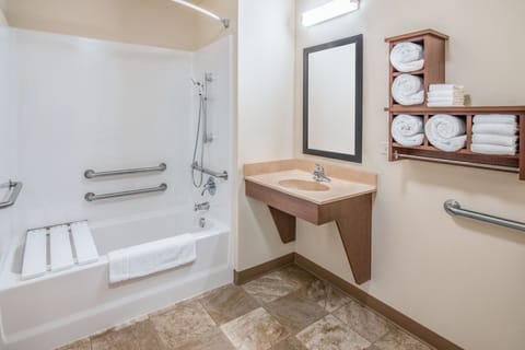 Combined shower/tub, free toiletries, hair dryer, towels