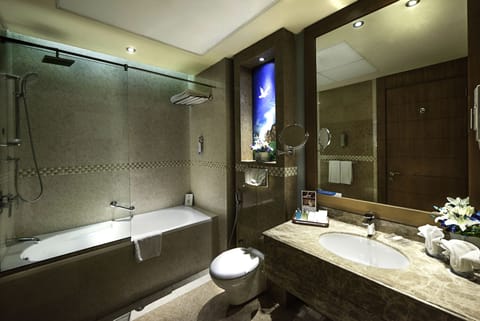 Suite | Bathroom | Combined shower/tub, deep soaking tub, rainfall showerhead