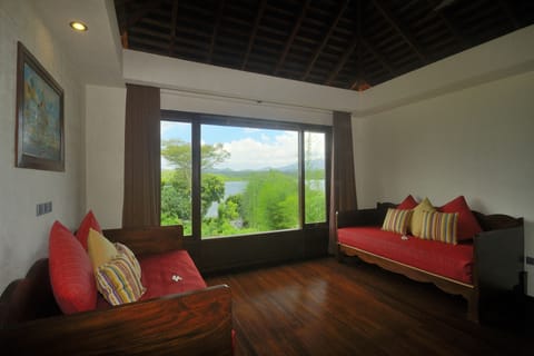 Bay View Family Suite | Living area