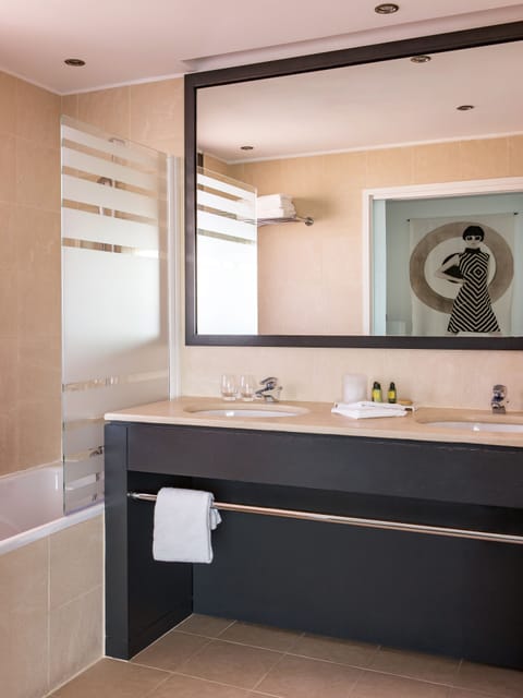 Superior Double Room, 1 Queen Bed, Terrace | Bathroom | Free toiletries, hair dryer, bathrobes, slippers