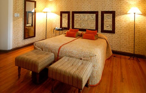 Club Room (vista galeria) | Premium bedding, in-room safe, individually decorated