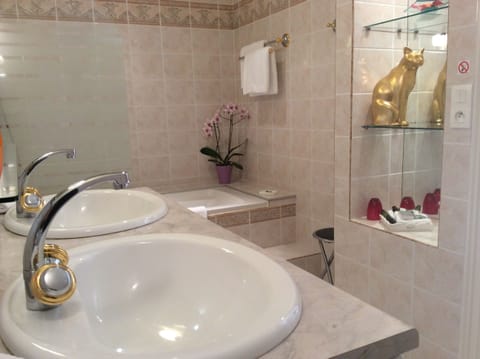 Luxury Double Room | Bathroom sink