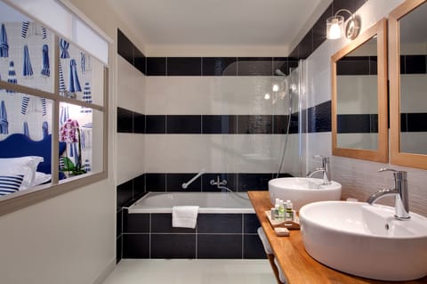 Superior Double Room | Bathroom | Free toiletries, hair dryer, towels
