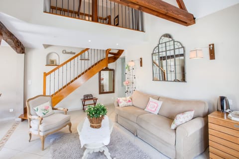 Duplex (Chambre familiale en duplex) | Living area | 32-inch TV with digital channels