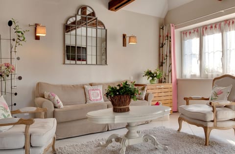 Duplex (Chambre familiale en duplex) | Living area | 32-inch TV with digital channels