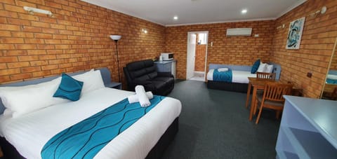 Superior Standard | Premium bedding, laptop workspace, iron/ironing board, free WiFi