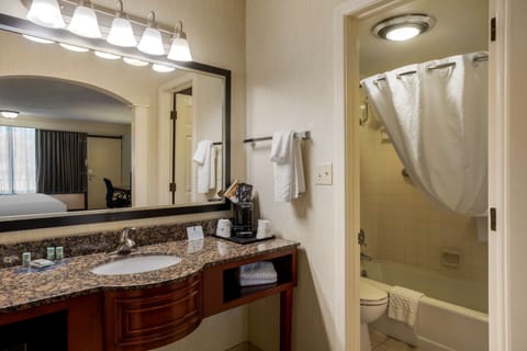 Standard Room, 1 King Bed, Non Smoking, Jetted Tub | Bathroom | Free toiletries, hair dryer, towels