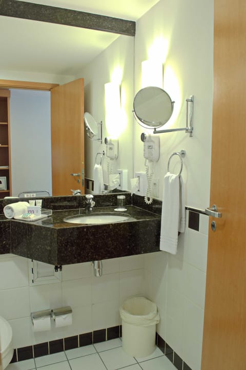 Superior Apartment, 1 King Bed | Bathroom | Shower, eco-friendly toiletries, hair dryer, towels