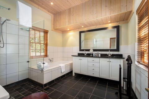 De Hoek Manor River Room (Solar Energy) | Bathroom | Free toiletries, hair dryer, bathrobes, towels