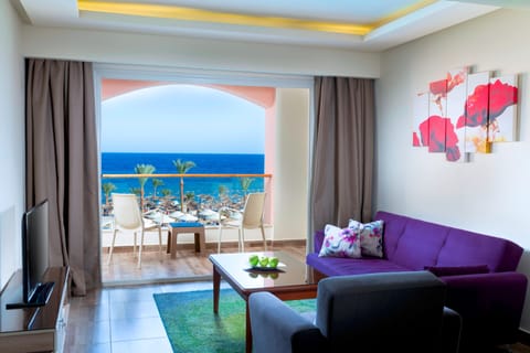 Suite, Sea View | Minibar, in-room safe, desk, bed sheets