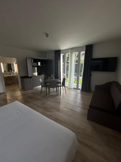 Premium bedding, down comforters, in-room safe, desk