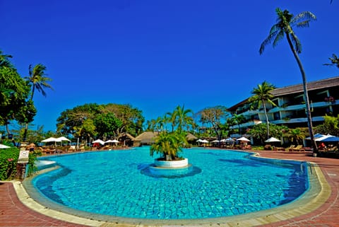 Outdoor pool, pool umbrellas, sun loungers