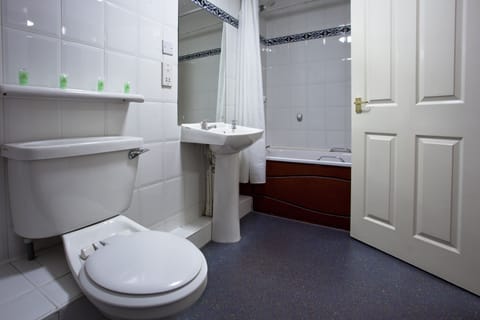 Standard Twin Room | Bathroom | Shower, hair dryer, towels