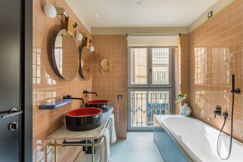 Junior Suite | Bathroom | Rainfall showerhead, designer toiletries, hair dryer, bidet