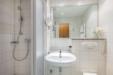 Standard Double Room | Bathroom | Shower, hair dryer, towels