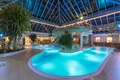 Indoor pool, sun loungers