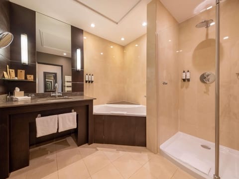 Deluxe Twin Room, 1 Double or 2 Twin Beds | Bathroom | Eco-friendly toiletries, hair dryer, bathrobes, slippers