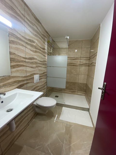 Classic Double Room | Bathroom | Shower, free toiletries, hair dryer, towels