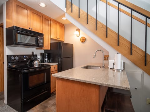 Alpine Condo | Private kitchen | Fridge, microwave, coffee/tea maker