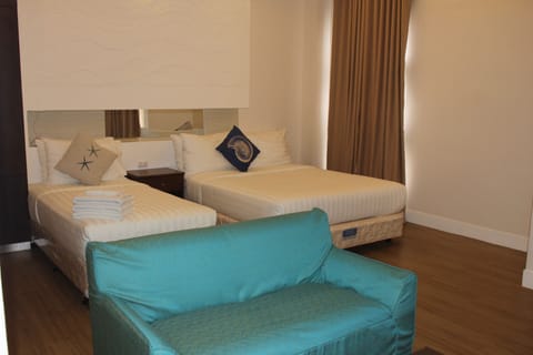 Family Suite Park View | In-room safe, desk, free WiFi, bed sheets