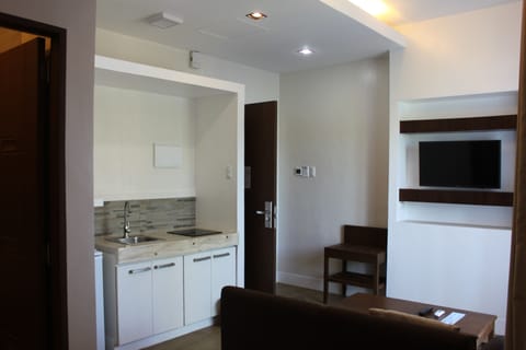 Junior Suite | Private kitchenette | Fridge, coffee/tea maker