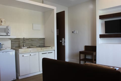 Junior Suite | Private kitchenette | Fridge, coffee/tea maker