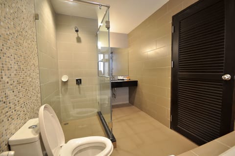 Deluxe Premier Pool View | Bathroom | Separate tub and shower, free toiletries, hair dryer, towels