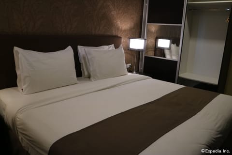 Superior Room, 1 King Bed | In-room safe, desk, free WiFi, bed sheets