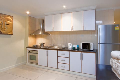 Superior Apartment, 1 Bedroom | Private kitchen | Fridge, microwave, stovetop, electric kettle