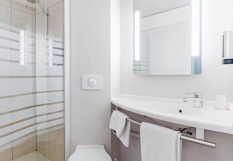 Shower, free toiletries, towels