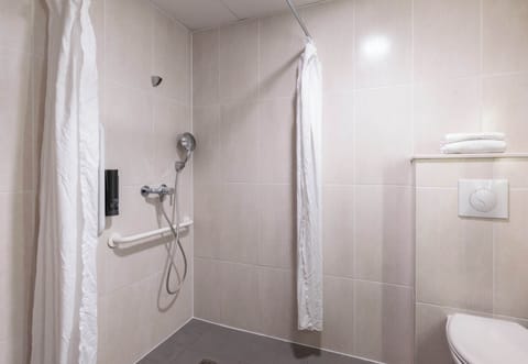 Double Room, Mobility Accessible, Non Smoking | Bathroom | Combined shower/tub, free toiletries, hair dryer, towels