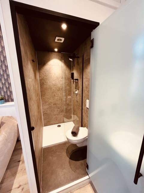 Double Room | Bathroom | Hair dryer, towels, soap, shampoo