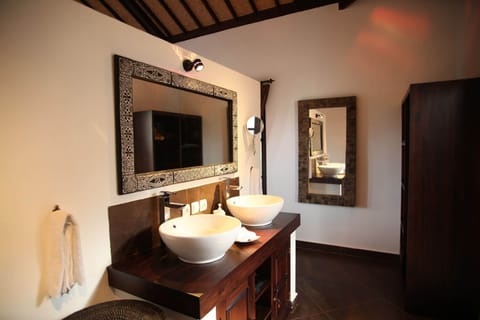 Luxury Suite, 2 Queen Beds, Private Pool, Sea View | Bathroom | Free toiletries, towels