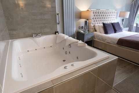 Suite, 1 King Bed, Non Smoking, Jetted Tub | Jetted tub