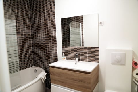 Superior Room | Bathroom | Shower, free toiletries, hair dryer, towels