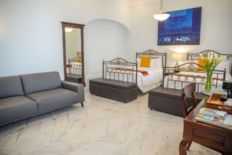 Junior Suite | Egyptian cotton sheets, premium bedding, pillowtop beds, in-room safe