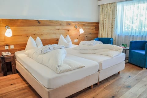 Comfort Double Room | Hypo-allergenic bedding, down comforters, in-room safe, desk