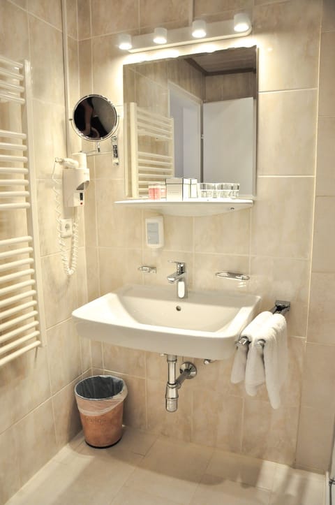 Comfort Double Room | Bathroom | Free toiletries, hair dryer, bathrobes, towels