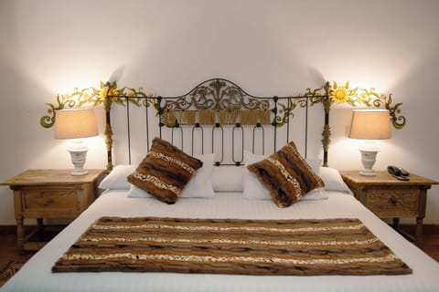 Luxury Suite, 1 King Bed, Jetted Tub | Free WiFi, bed sheets