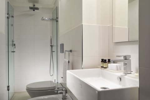 Economy Double Room | Bathroom | Shower, rainfall showerhead, free toiletries, hair dryer