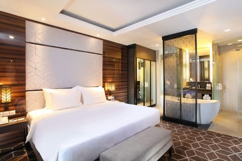 Premier Suite | Premium bedding, minibar, in-room safe, desk