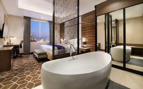 Premier Suite | Bathroom | Shower, free toiletries, slippers, bidet