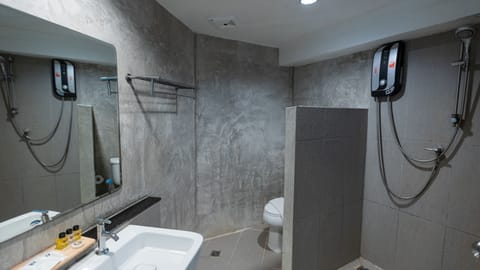 Superior Premier | Bathroom | Shower, free toiletries, towels