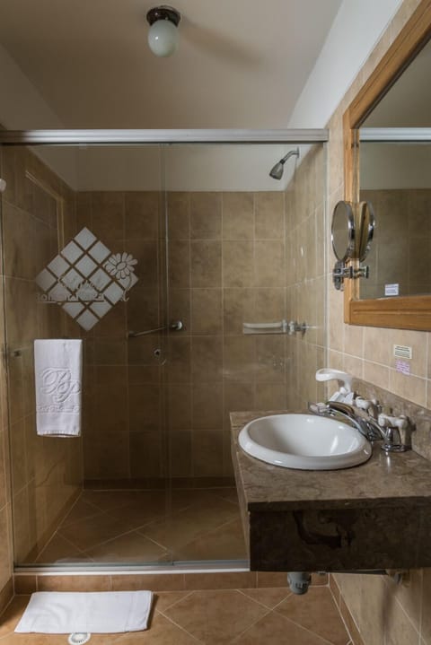 Junior Suite | Bathroom | Shower, towels