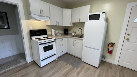 Deluxe Room, 1 Bedroom, Ocean View | Private kitchen | Electric kettle