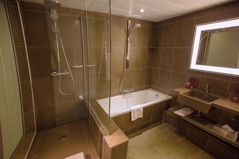 Suite | Bathroom | Free toiletries, hair dryer, towels