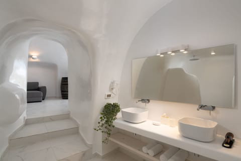 White Cave Suite with Outdoor Hot Tub | Bathroom | Shower, free toiletries, hair dryer, bathrobes