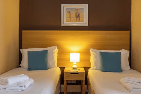 Iron/ironing board, bed sheets