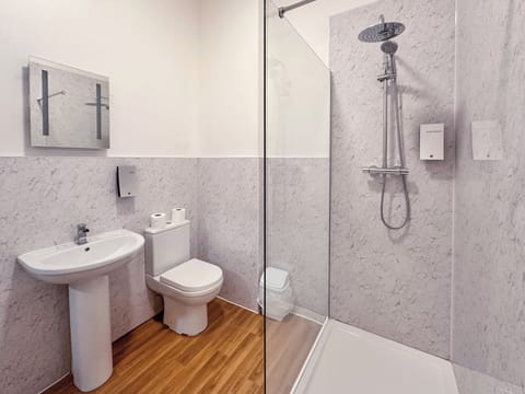 Family Double Room | Bathroom shower