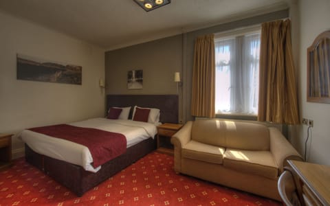 Family Room, Ensuite | Desk, blackout drapes, free WiFi, bed sheets